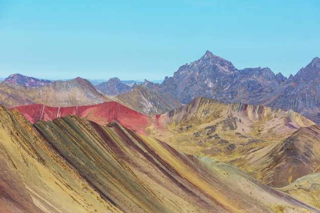 Foto escena de senderismo en vinicunca, región cusco, perú. montaña de siete colores, rainbow mountain.