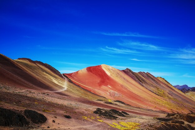 Escena de senderismo en Vinicunca, Región Cusco, Perú. Montaña de Siete Colores, Rainbow Mountain.