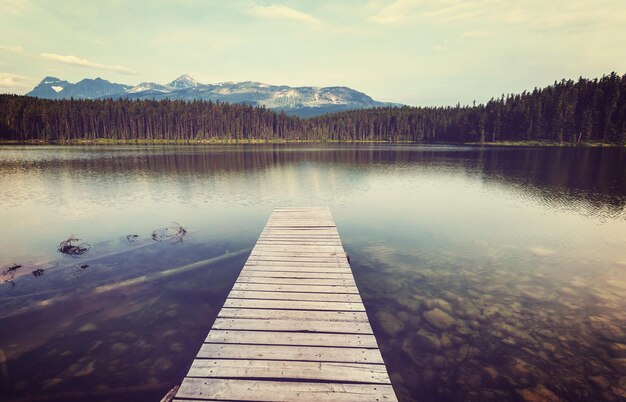 Escena serena junto al lago en Canadá