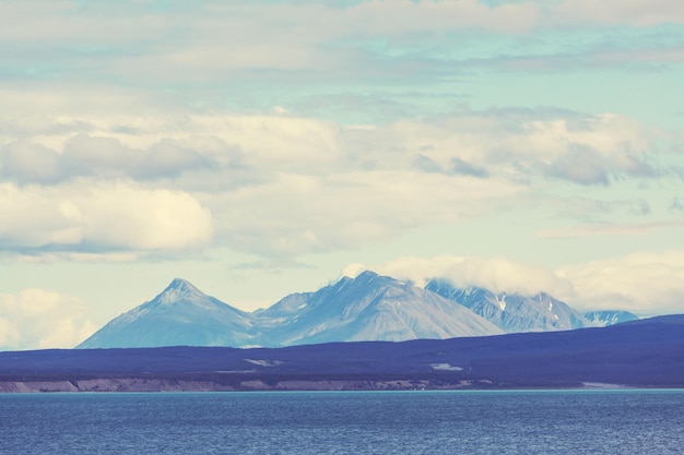 Escena serena junto al lago en Canadá