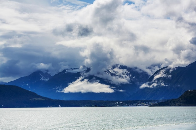 Escena serena junto al lago en Canadá