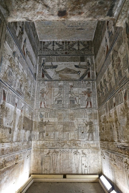 Escena en el templo de Denderah Qena Egipto