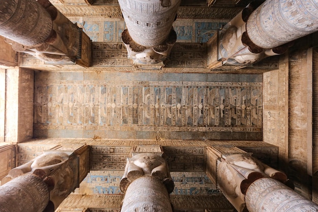 Escena en el templo de Denderah Qena Egipto