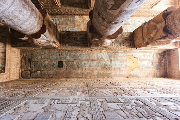 Escena en el templo de Denderah Qena Egipto