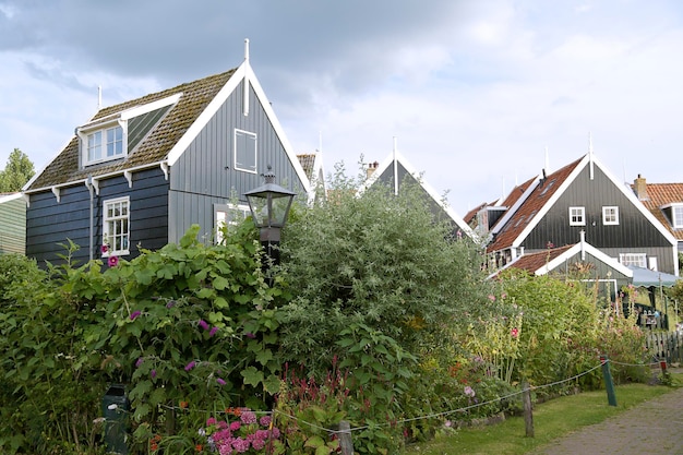 Foto escena típica de un pueblo holandés con casas de madera en la isla de marken en los países bajos