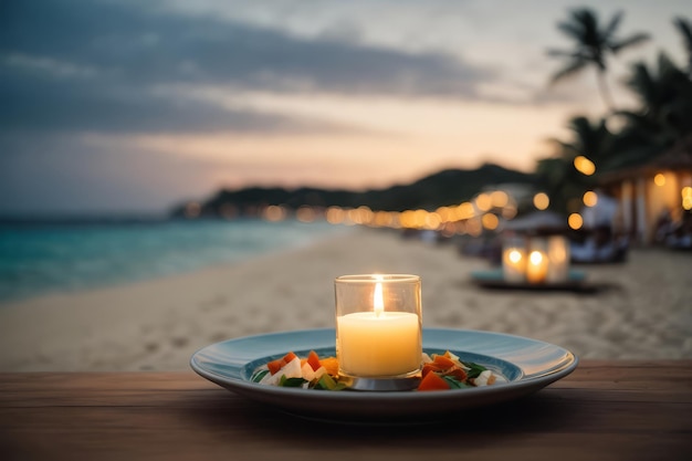 Escena tranquila al anochecer con una vela iluminada en la playa