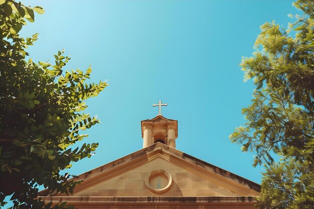 Foto escena tranquila de la iglesia edificio de techo cruzado en medio de árboles bajo el cielo azul concepto arquitectura de la iglesia fotografía de la naturaleza paisajes espirituales