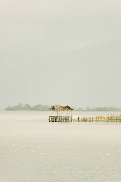 Escena tranquila de un lago