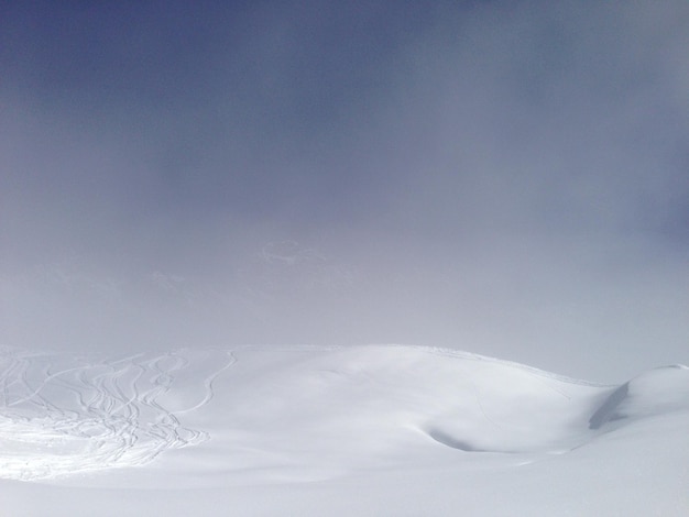 Una escena tranquila de majestuosas montañas cubiertas de nieve contra el cielo