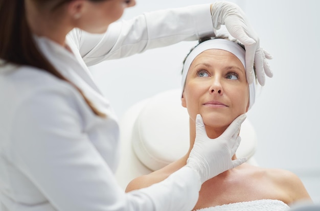 Una escena de tratamientos de cosmetología médica inyección botulínica