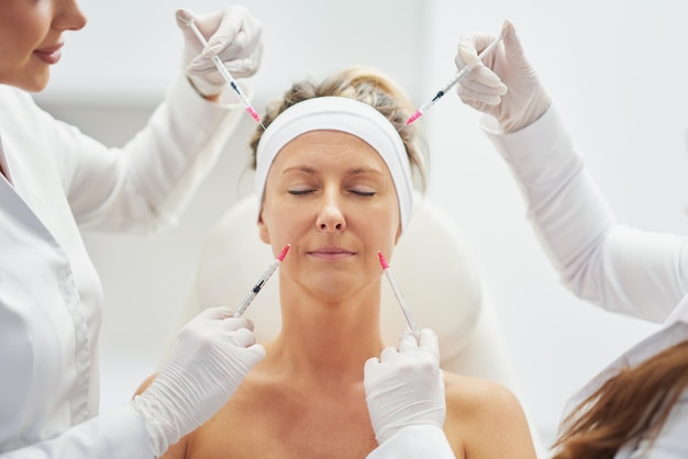 Una escena de tratamientos de cosmetología médica inyección botulínica