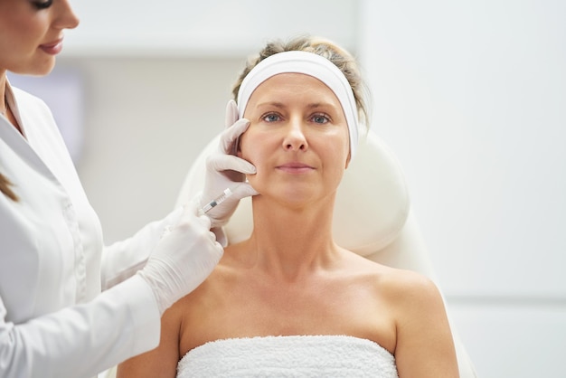 Una escena de tratamientos de cosmetología médica inyección botulínica