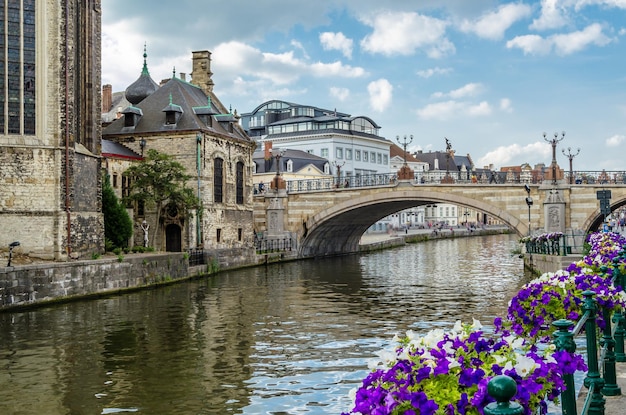 Escena urbana flores coloridas na ponte em Gante, na Bélgica