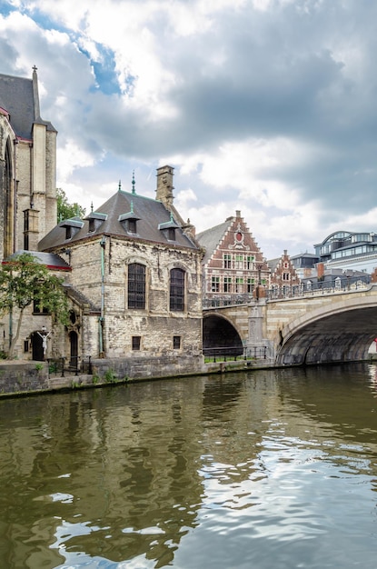 Escena urbana a orillas del río en la ciudad de Gante, Bélgica