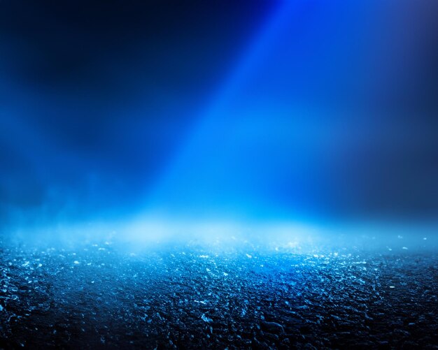 Escena vacía oscura luz de reflector de neón azul rayos de vista de noche de humo de asfalto húmedo