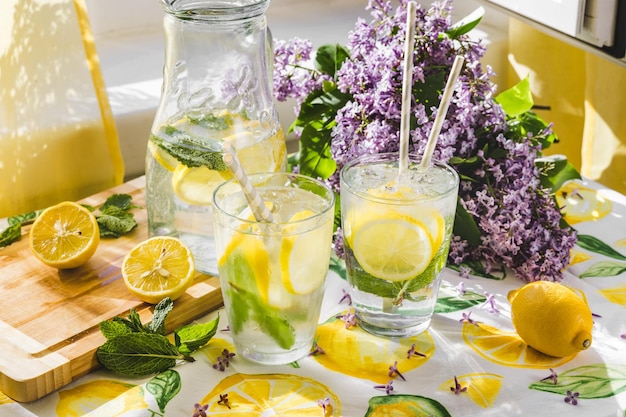 Escena de verano de limonada junto a una ventana.