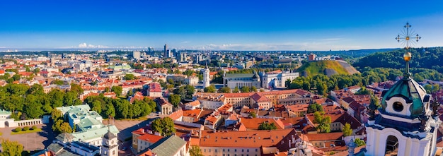 Escena de vista aérea de la ciudad vieja de Sunny Aerial Vilnius. Tejados rojos de Vilnius a vista de pájaro - Vilnius - la capital de Lituania