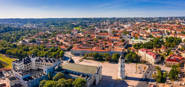 Escena de vista aérea de la ciudad vieja de Sunny Aerial Vilnius. Tejados rojos de Vilnius a vista de pájaro - Vilnius - la capital de Lituania