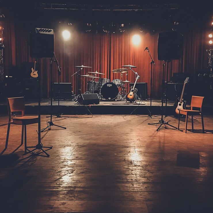 Un escenario con una batería y una guitarra encima