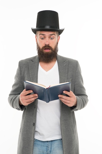 Escenario dramático de lectura Hombre barbudo leyó un libro aislado en blanco Lectura de poesía Libro inspirador Profesor de literatura Tienda de libros Historia interesante Chico traje clásico libro de lectura Mirada dramática