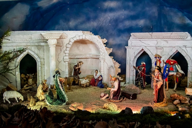 El escenario con las figuras de porcelana del nacimiento de Jesús