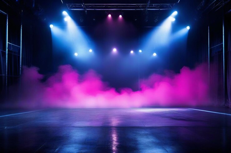 un escenario con luces y un humo rosa en el fondo