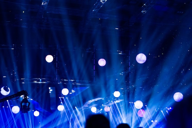 Escenario, luz de concierto. Equipo de proyectores modernos. Hermosos rayos multicolores brillan a través del humo.