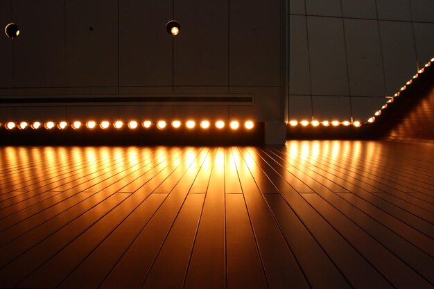 Escenario de teatro iluminado en una vista frontal al ras del piso