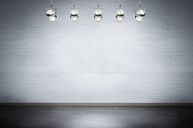 El escenario vacío con focos brillantes