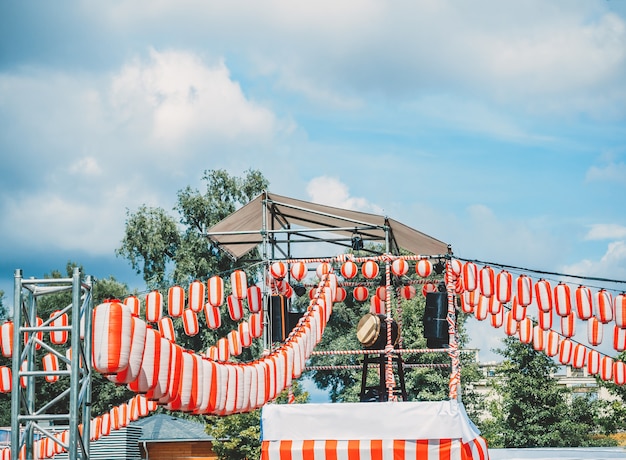 El escenario del yagura con un gran tambor taiko japonés odaiko.