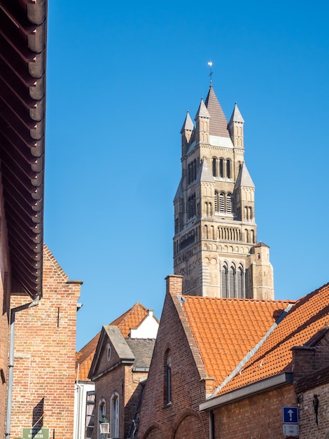 Escenas de la ciudad de Brujas en Bélgica edificios residenciales iglesia escenas atractivas y hermosas