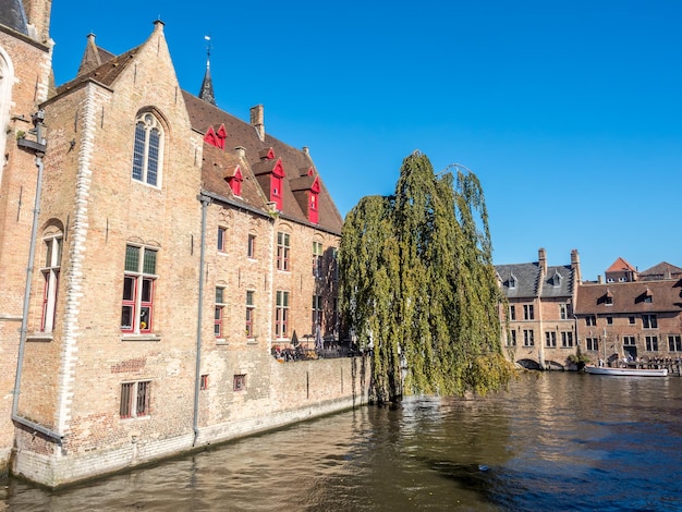 Escenas de la ciudad de Brujas en Bélgica edificios residenciales iglesia escenas atractivas y hermosas