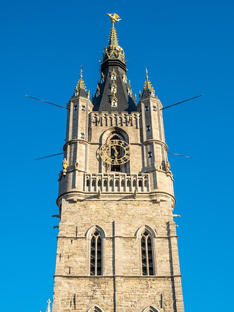 Escenas de la ciudad de Gante en Bélgica edificios residenciales iglesia escenas atractivas y hermosas bajo el cielo azul