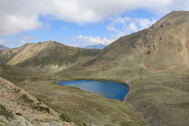 Escenas del lago en las montañas, parque nacional Dombai, Cáucaso, Rusia, Europa. Paisaje de verano, clima soleado, espectacular cielo de color azul y día soleado