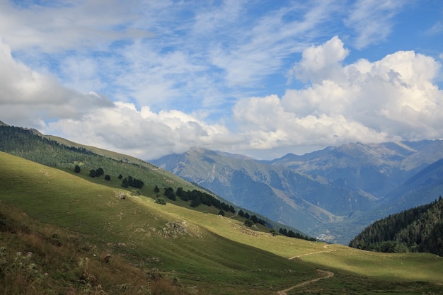 Escenas de las montañas de la opinión del primer en el parque nacional Dombai, Cáucaso, Rusia, Europa. Paisaje de verano, clima soleado, espectacular cielo azul y día soleado