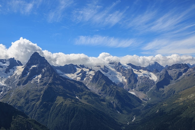 Escenas de las montañas de la opinión del primer en el parque nacional Dombai, Cáucaso, Rusia, Europa. Paisaje de verano, clima soleado, espectacular cielo azul y día soleado