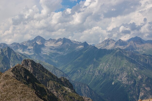 Escenas de las montañas de la opinión del primer en el parque nacional Dombai, Cáucaso, Rusia, Europa. Paisaje de verano, clima soleado, espectacular cielo azul y día soleado