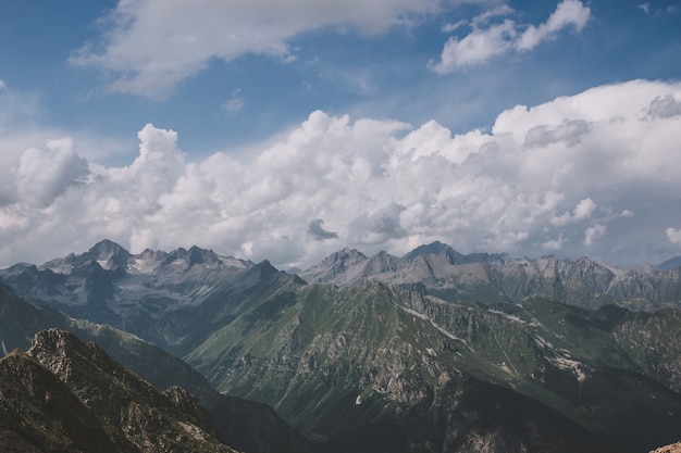 Escenas de las montañas de la opinión del primer en el parque nacional Dombai, Cáucaso, Rusia, Europa. Paisaje de verano, clima soleado, espectacular cielo azul y día soleado