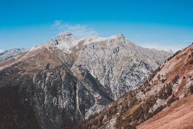 Escenas de las montañas de la opinión del primer en el parque nacional Dombai, Cáucaso, Rusia, Europa. Paisaje de verano, clima soleado, espectacular cielo azul y día soleado