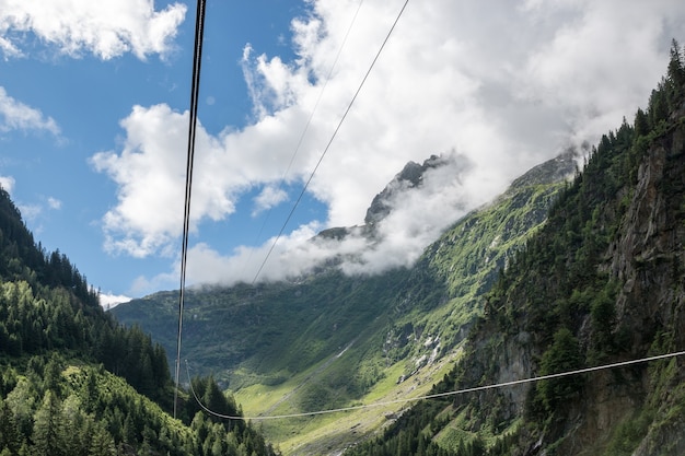 Escenas de las montañas del primer, teleférico al puente de Trift en el parque nacional de Suiza, Europa. Paisaje de verano, clima soleado, cielo nublado y día soleado