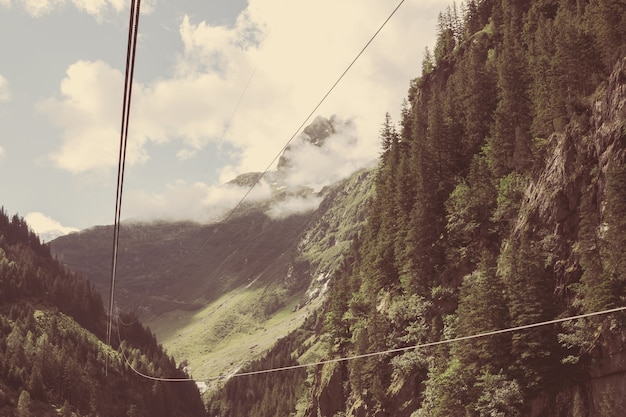 Escenas de las montañas del primer, teleférico al puente de Trift en el parque nacional de Suiza, Europa. Paisaje de verano, clima soleado, cielo nublado y día soleado