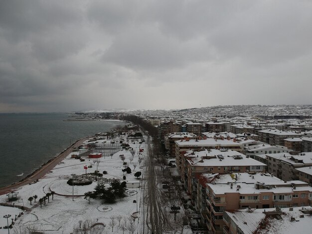 Foto escenas naturales de la ciudad turca de yalova en la marina nieve y puente cubierto de nieve