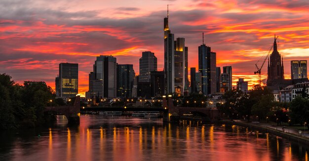 Escénico cielo ardiente al atardecer sobre Frankfurt am Main en Alemania Estado de Hesse Alemania