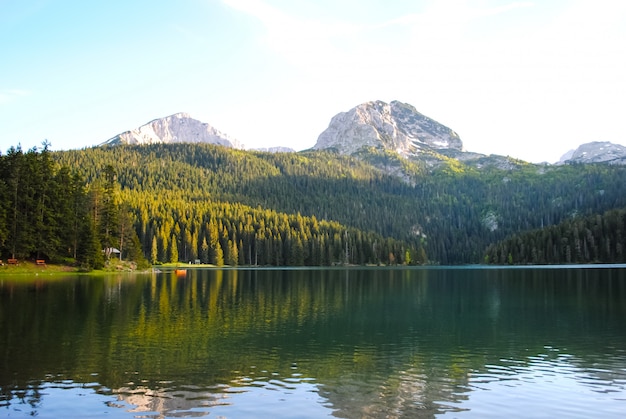 Escénicos ríos y lagos en Montenegro