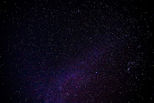 Escenografía nocturna con la Vía Láctea de color amarillo claro y colorido Lleno de estrellas en el cielo.