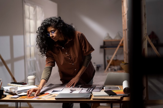 Escenógrafo en el trabajo en el interior