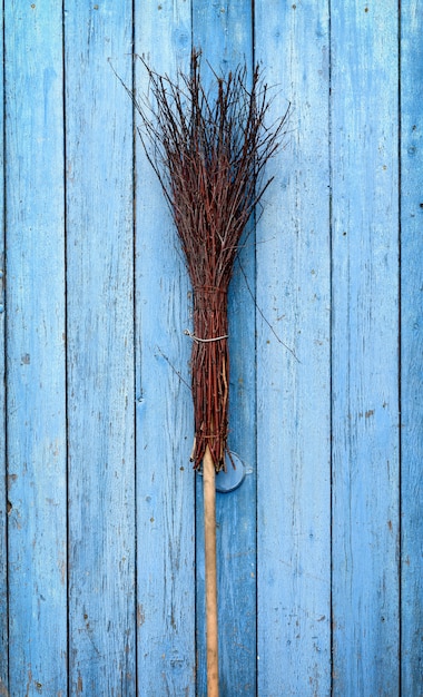 Una escoba con mango de madera.