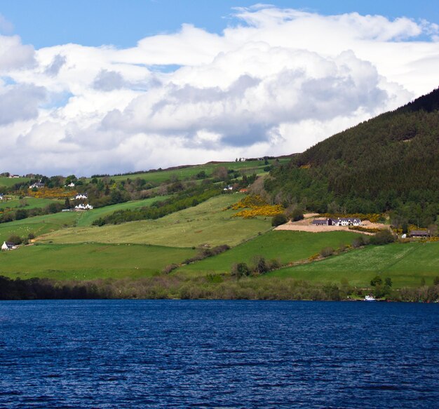 Escocia. Paisaje a orillas del lago. Lago Ness. mayo de 2011.