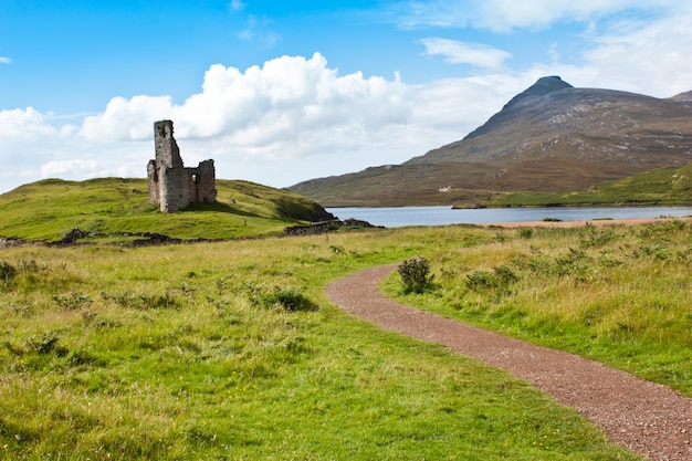 Escócia, Sutherland. Caminho para um ruiner da casta escocesa.