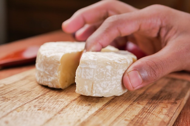 Escoja a mano el queso Camembert de cerca